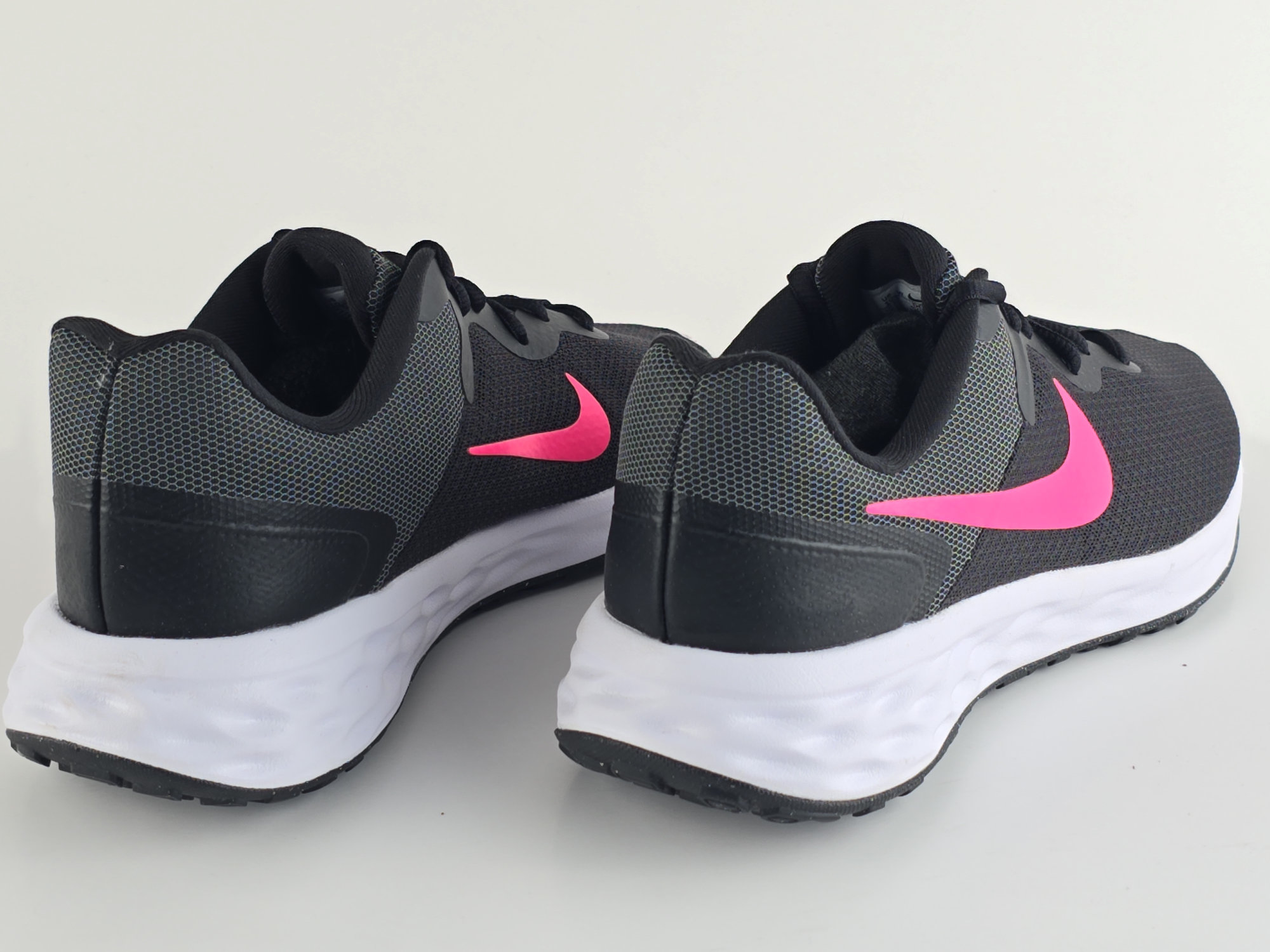 Nike Revolution Negro Blanco Latinos Go